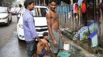 Foto: Melihat Orang India yang Mandi di Pinggir Jalan