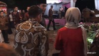 Resepsi pernikahan digelar sederhana di depan rumah yang punya hajat. Tenda dipasang untuk pelaminan mempelai. Kursi-kursi dipasang di atas tanah. Foto: Biro Pers, Media dan Informasi Setpres