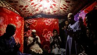 Pernikahan dilangsungkan dengan syariat Islam. Damir Sagolj/Reuters.