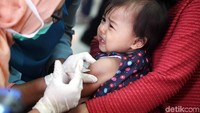 Sakit bu, mungkin itu yang ingin diucapkan balita lucu ini kepada dokter.