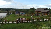 Untuk berkunjung ke Waduk Jeulikat, traveler harus membayar biaya sebesar Rp 10.000 untuk yang membawa mobil, dan Rp 5.000 untuk kendaraan roda dua. Murah bukan? (Datuk Haris/detikTravel)