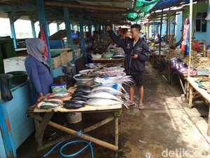 Pedagang Kewalahan Penuhi Kebutuhan Ikan di Malam Tahun Baru