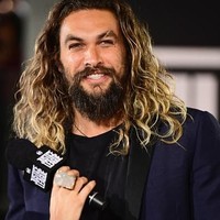 Berbeda dengan V, Jason Mamoa punya wajah yang lebih maskulin. Ketampanan pemain film Hollywood itu menempatkannya di posisi kedua. Foto: Instagram/Getty Images