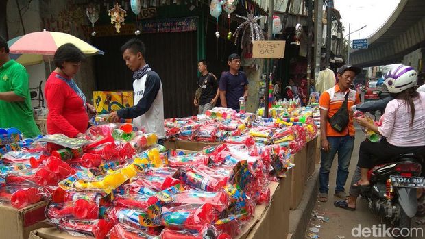 Pedagang pernak-pernik Tahun Baru