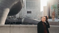 Nah, Tatjana selalu tampil fashionable ketika traveling dengan paduan pakaian yang menarik. Bisa jadi insipirasi ketika traveling nih! (Instagram/tatjanasaphira)