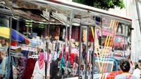 Refleksi lapak PKL di kaca bus Tanah Abang Explorer.