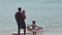 Bersama si kecil, mereka kerap menghabiskan waktu liburan ke pantai. (kimkardashian/Instagram)