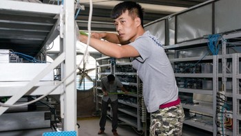 Penambangan Bitcoin ini berada di kawasan industri SanShangLiang di kota Ordos, wilayah otonom yang merupakan bagian dari China. Letaknya sekitar 643 kilometer dari Beijing. Foto: Quartz