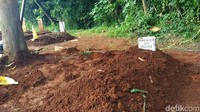 Penjaga makam, Andi Edi (47), mengaku mendapat laporan dari peziarah pagi tadi sekitar pukul 06.30 WIB. Kemudian dia melaporkan hal itu ke RT setempat dan diteruskan ke kepolisian.