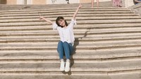 Aktris cantik idola lelaki kedelapan adalah Ju Jing Yi. Anggota girlband SNH48 itu tampak sumringah ketika berkunjung ke Roma, Italia (Dok. weibo/Ju Jing Yi)