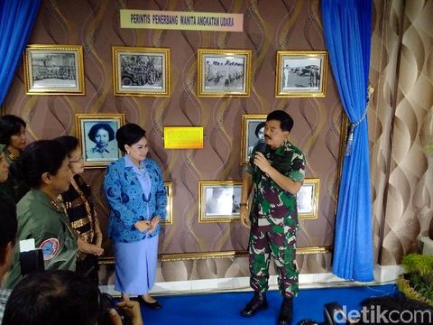 Mengenal Herdini, penerbang perempuan pertama di TNI AU