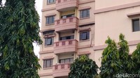 Foto: Kebakaran terjadi di lantai 7 apartemen. Tampak bercak hitam sisa kebakaran. (Moch Prima Fauzi-detikcom)