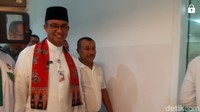 Gubernur DKI Jakarta Anies Baswedan menyambut baik keputusan MA tersebut. Bukan cuma kabar baik. Ini artinya kita menjalankan sesuatu berdasarkan prinsip keadilan. Dari kemarin kan kita sudah sampaikan, kita ingin agar ada kesetaraan kesempatan, Jakarta ini bukan milik sebagian orang, Jakarta ini milik semuanya, tutur Anies.  Foto: Gubernur DKI Anies Baswedan mengelilingi Blok III Pasar Senen yang baru diresmikan. (Marlinda-detikcom)