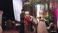 Pasangan yang menikah adalah Ahmad Alfiansyah, yang merupakan anak Ali Sarifudin, yang merupakan pawang rusa Istana Kepresidenan Bogor. Ahmad menikah dengan Riska Utami Hidayat. Foto: Biro Pers, Media dan Informasi Setpres