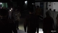 Jalan semakin menyempit sehingga Jokowi dan Iriana beserta rombongan harus berjalan kaki. Foto: Biro Pers, Media dan Informasi Setpres