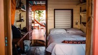 Kamu yang mau lari dari kepenatan rasanya cocok dengan pulau ini. Selain tenang kamu juga akan mandiri. (AirBnB)