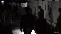 Gang itu cukup gelap sehingga butuh senter untuk menerangi jalan. Foto: Biro Pers, Media dan Informasi Setpres