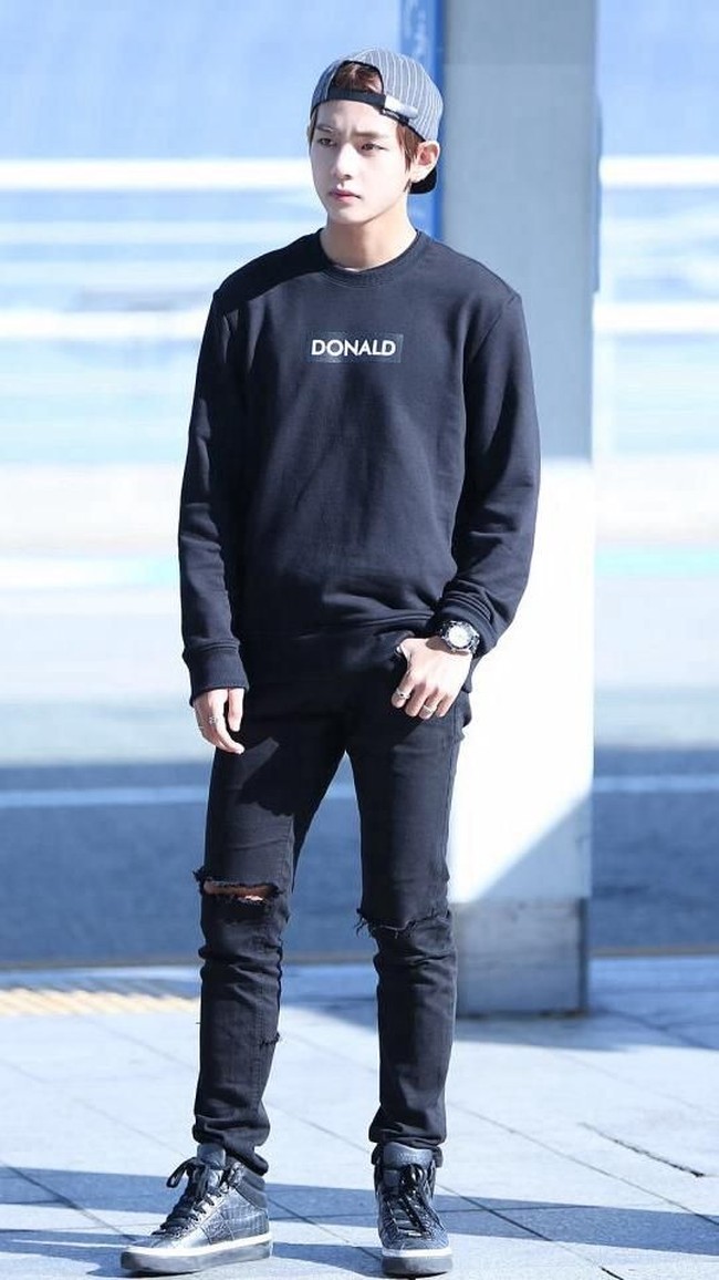 Saat masih jadi K-pop idol pendatang baru, penampilan V lebih simpel dan sedikit terinspirasi gaya grunge. Foto: istimewa