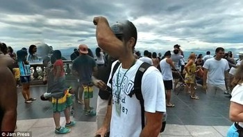 Ada lengan di wajah pria ini. Memang ada kalanya rekaman di peta Google tidak sempurna. Khususnya di fitur Street View. (Foto: Dailymail)