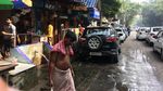 Foto: Melihat Orang India yang Mandi di Pinggir Jalan