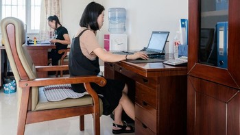 Ada juga pegawai wanita yang membidangi masalah administrasi. Foto: Quartz