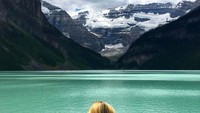 Posisi keempat ditempati oleh aktris asal Kanada, Sarah Gadon. Wanita 30 tahun ini sepertinya menyukai wisata berbau alam dari fotonya yang ada di Lake Louise Water Front, Kanada (Dok. Instagram/sarahgadon)