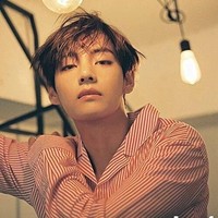 Secara mengejutkan V BTS menempati posisi pertama dalam daftar pria tertampan. Personil boy band yang tengah naik daun tersebut memang dikenal punya wajah tampan yang imut. Foto: Instagram/Getty Images