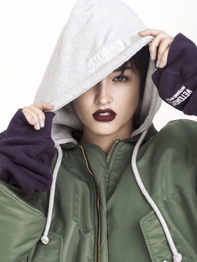 Pesonanya sulit ditampik. Bahkan saat ia bergaya tomboi sekalipun. (Foto: Instagram/Liza Soberano)