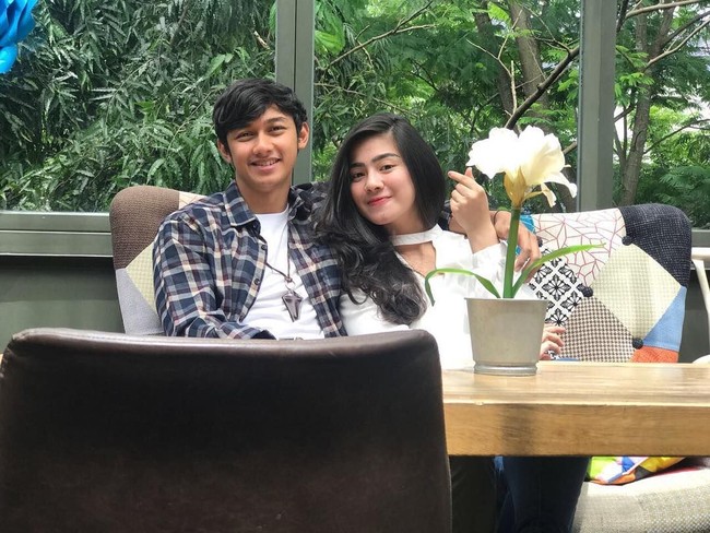 Immanuel Caesar Hito dan Felicya Angelista merupakan salah satu pasangan artis yang sudah empat tahun berpacaran. Keduanya kerap menjadi sorotan karena foto-foto kemesraannya di media sosial. Mereka juga tak sungkan berbalas komentar mesra di Instagram. Foto: Instagram