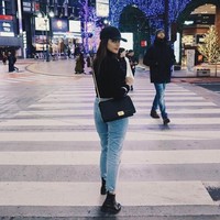 Doyan traveling, Liza Soberano tetap stylish di mana pun itu.  (Foto: Instagram/Liza Soberano)