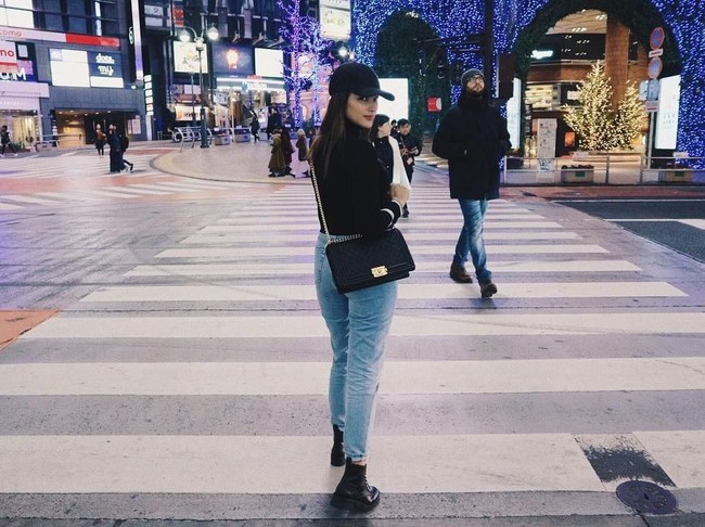 Doyan traveling, Liza Soberano tetap stylish di mana pun itu.  (Foto: Instagram/Liza Soberano)