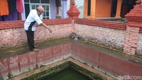 Juru Kunci Balong Tuk Pangeran Mancur Jaya Raden Suparja menceritakan Balong Tuk merupakan sumber mata air saat Cirebon dilanda kekeringan pada zaman panembahan sekitar abad 15. Kisah mata air tersebut, menurut Suparja berkaitan dengan kayu yang bernama Buyut Kayu Perbatang dan Pangeran Cakrabuana atau Mbah Kuwu Cirebon, raja pertama di Cirebon (Soedirman Wamad/detikTravel)