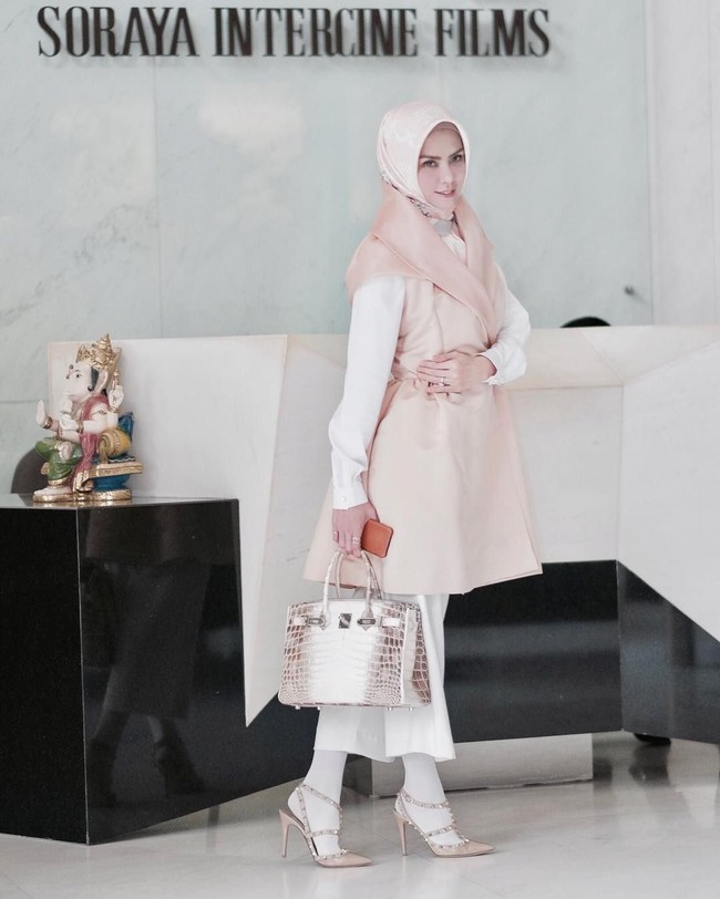 Angel Lelga memang termasuk wanita penggemar brand Hermes. Saya pakai Hermes sudah hampir sembilan tahun. Tas saya Hermes saja, karena saya suka Hermes, ujar mantan istri Rhoma Irama itu. Foto: Dok. Instagram Angel Lelga