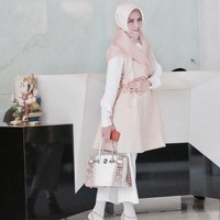 Angel Lelga memang termasuk wanita penggemar brand Hermes. Saya pakai Hermes sudah hampir sembilan tahun. Tas saya Hermes saja, karena saya suka Hermes, ujar mantan istri Rhoma Irama itu. Foto: Dok. Instagram Angel Lelga