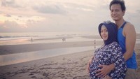 Foto: Sebagai pria sayang istri, Fedi Nuril tampak mengajak istrinya yang tengah hamil besar untuk liburan menikmati keindahan pantai di Bali. Wah, suami idaman banget ya! (Instagram/Fedi Nuril)