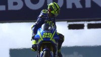 Ada kejadian kocak dalam sesi kualifikasi di Phillip Island, saat Marquez dibuntuti Andrea Iannone. Di pit, Marquez pura-pura akan melaju lagi untuk mengelabui Iannone yang lantas celingukan mencarinya usai masuk ke sirkuit. (Foto: Screenshot Youtube)