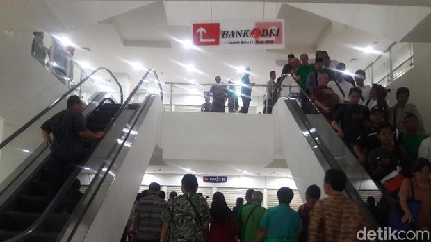 Kelilingi Gedung Baru Blok III Pasar Senen, Anies: Rapi, Nggak Becek
