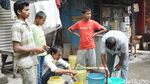 Foto: Melihat Orang India yang Mandi di Pinggir Jalan