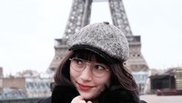 Mengunjungi Menara Eiffel di Paris, posenya pun juga senada (Instagram/tatjanasaphira)