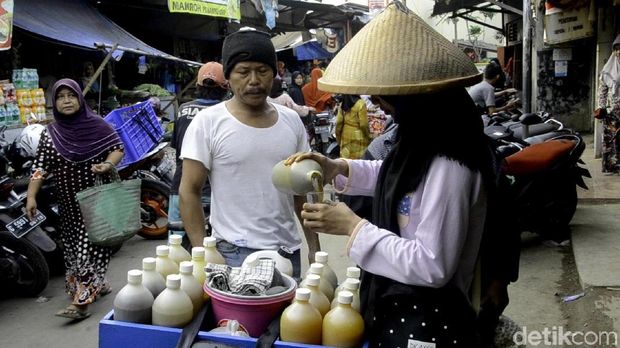 Liburan Siswi di Pekalongan Ini Jual Jamu Keliling