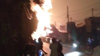 Api berkobar membakar SPBU di Jagakarsa, Jakarta Selatan. Seorang pengguna Twitter mengunggah foto kebakaran ini lewat akunnya. (Foto: Dok. Akun Twitter @rachmathidayad1)