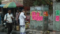 Ada pula keran yang tak memiliki penutup dengan air yang dibiarkan mengucur deras. Ada lagi yang harus dipompa seperti sumur pompa (Masaul/detikTravel)