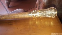 Total saya kerjakan sendiri dan full hand made. Termasuk finishing-nya, sama sekali tidak pakai pelapis clear, tapi saya gosok-gosok sampai mengkilat seperti mengkilapkan akik, kata Edi.