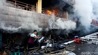 Puluhan pemadam kebakaran membantu dalam pemadaman kebakaran ini. Foto: Grandyos Zafna