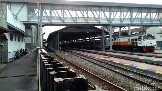 Menyusuri Skybridge Penghubung Terminal dan Stasiun di Solo