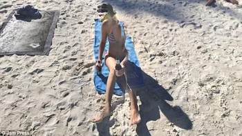 Tengah menikmati minuman bir, setengah tubuh wanita ini hilang. (Foto: Dailymail)