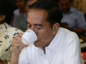 Ngevlog di Bandung, Jokowi Cicipi Kopi Terbaik dan Termahal di Dunia