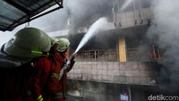 Pemadam kebakaran bekerja keras mematikan kobaran api saat terjadinya kebakaran di Blok III Pasar Senen 2014 silam. Foto: Grandyos Zafna