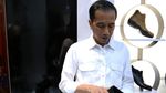 Momen Jokowi Beli Sepatu Kotak-kotak dan Ngopi Rp 9 Ribu