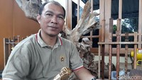 Tongkat dibuat oleh Edi Ekatantra,  anggota Kodim 0721/Blora yang juga pengrajin kayu tinggal di Jalan RA kartini, kecamatan Kota Blora. 
